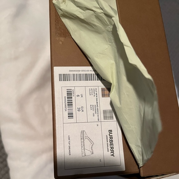 Burberry Sneakers size 9 - Picture 6 of 12